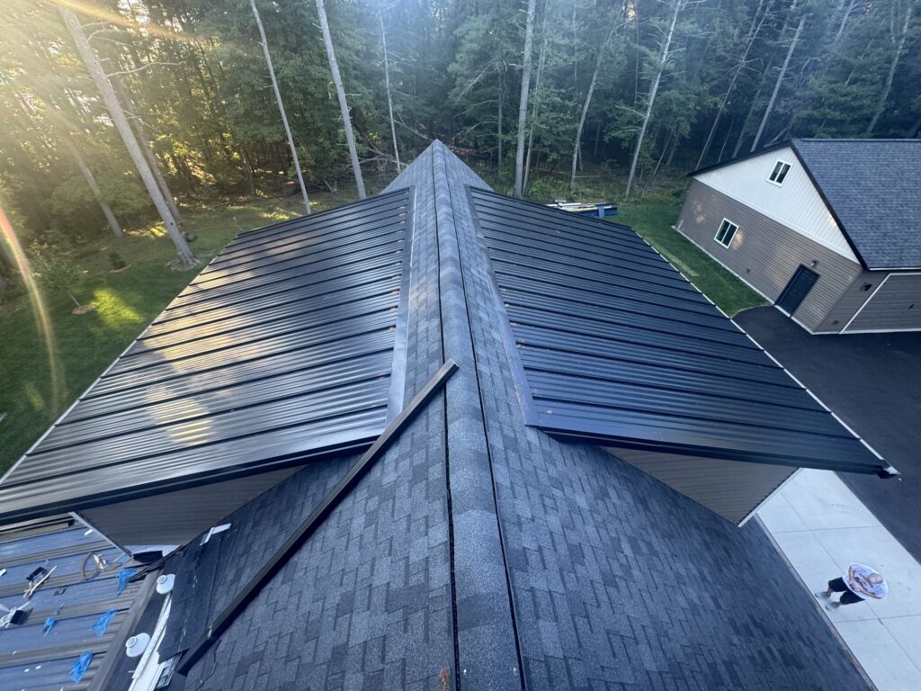 Asphalt roof with metal