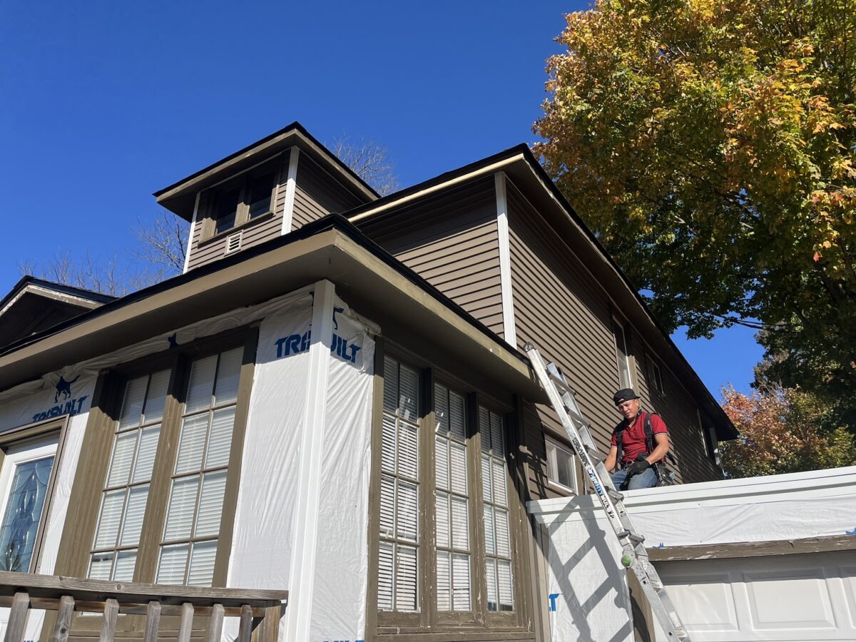 can you paint vinyl siding worker using ladder